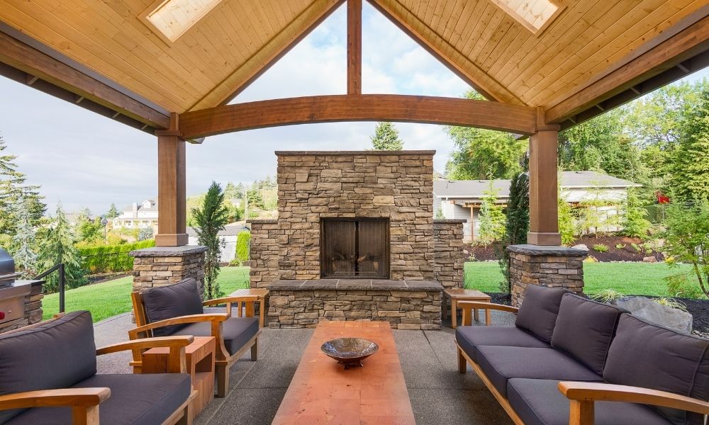What To Look For in an Outdoor Fireplace