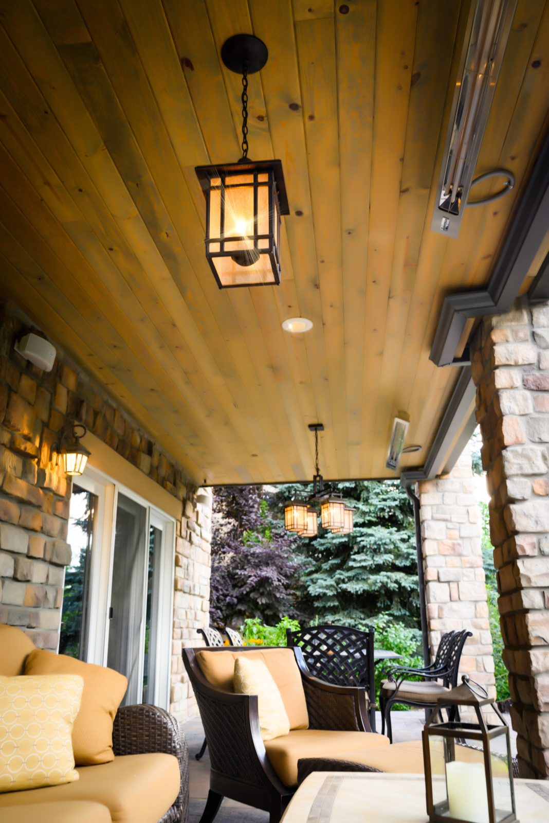 4 Patio Roof Decorations To Transform Your Outdoor Space